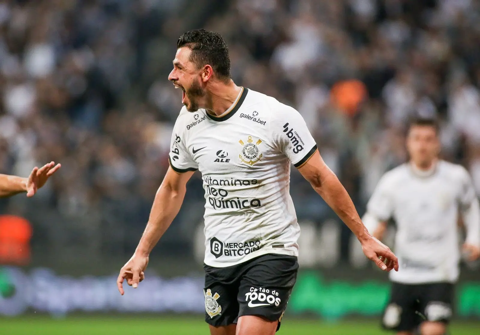 Atleta do Corinthians comemora gol