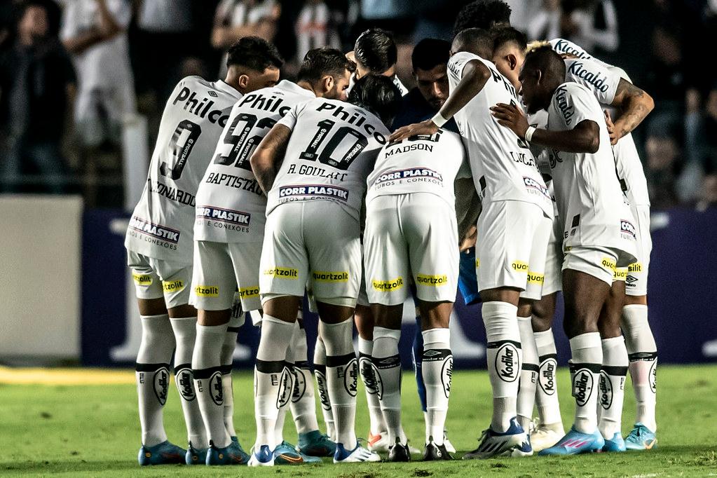 Elenco do Santos comemora gol