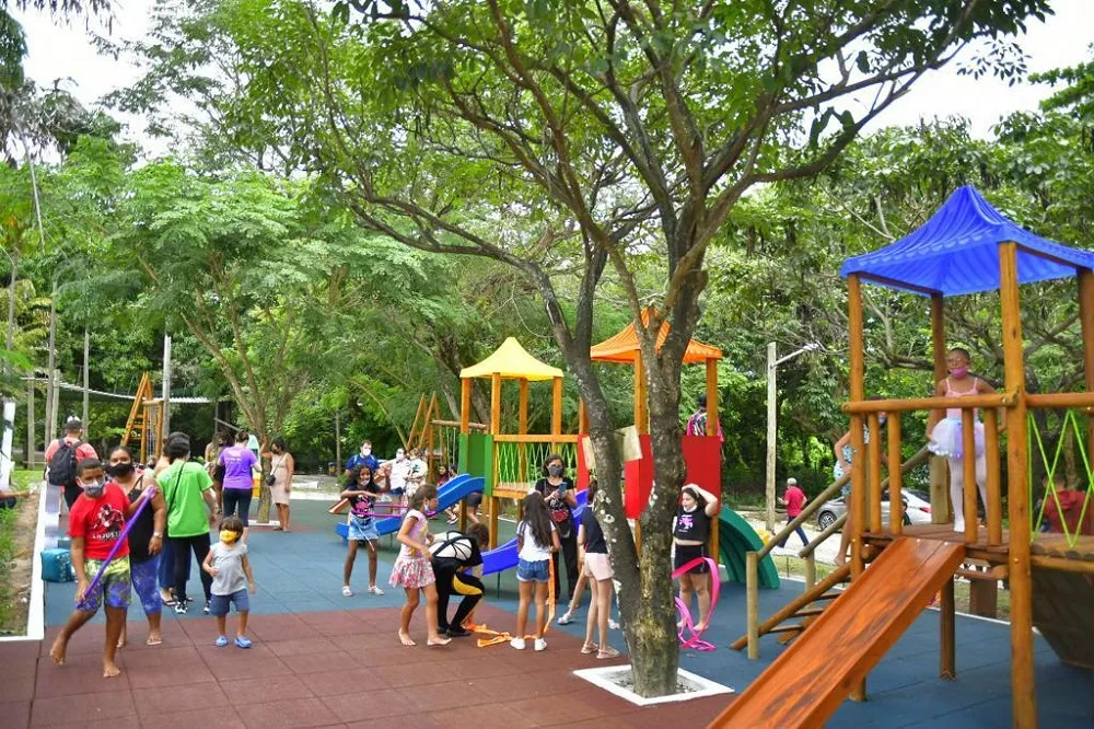 Brinquedopraça do Parque do Cocó conta com área de 307m², piso emborrachado anti-impacto e 10 brinquedos