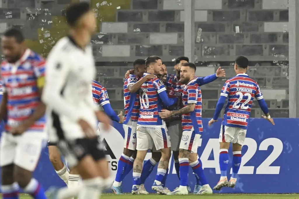 Elenco do Fortaleza comemora gol