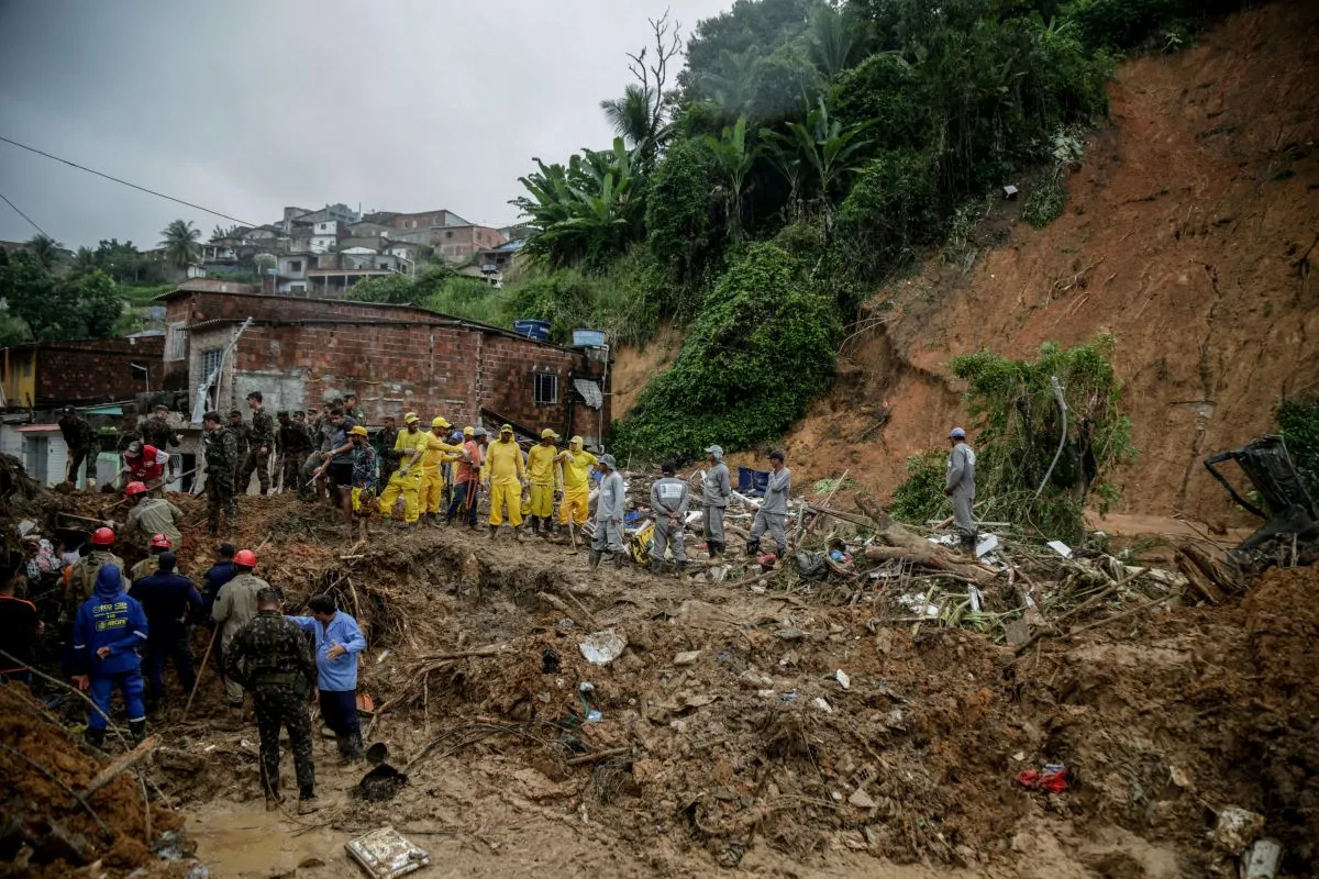 O efetivo de Bombeiros atuantes no estado pernambucano foi aumentado para as buscas e resgates