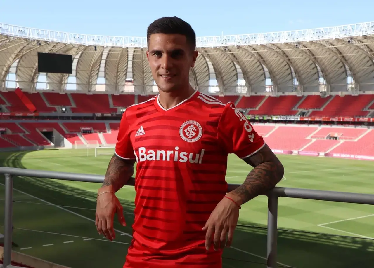 Bustós posa para foto com a camisa do Internacional