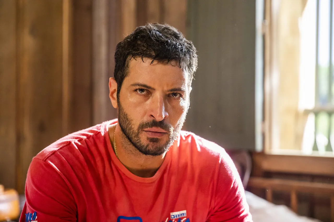 Levi foi contratado por Tenório após esfaquear Tibério