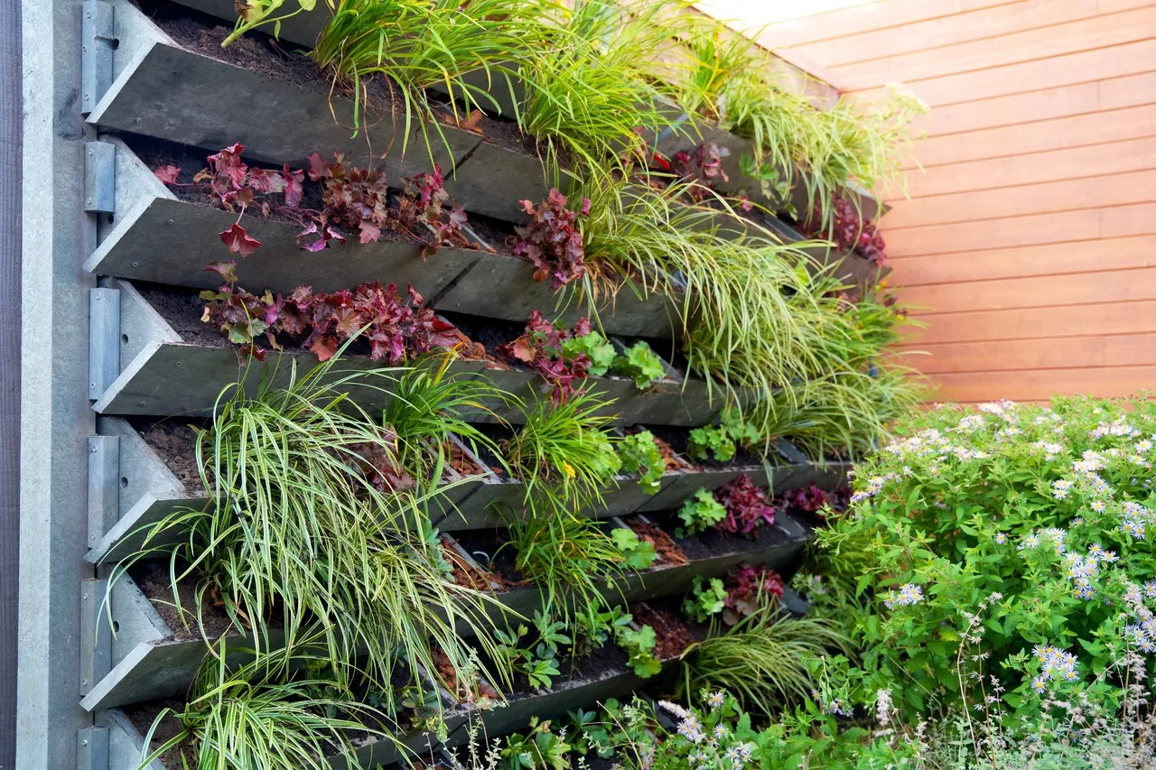 Para a montagem de um jardim vertical, o acompanhamento de um decorador ou arquiteto pode ser essencial