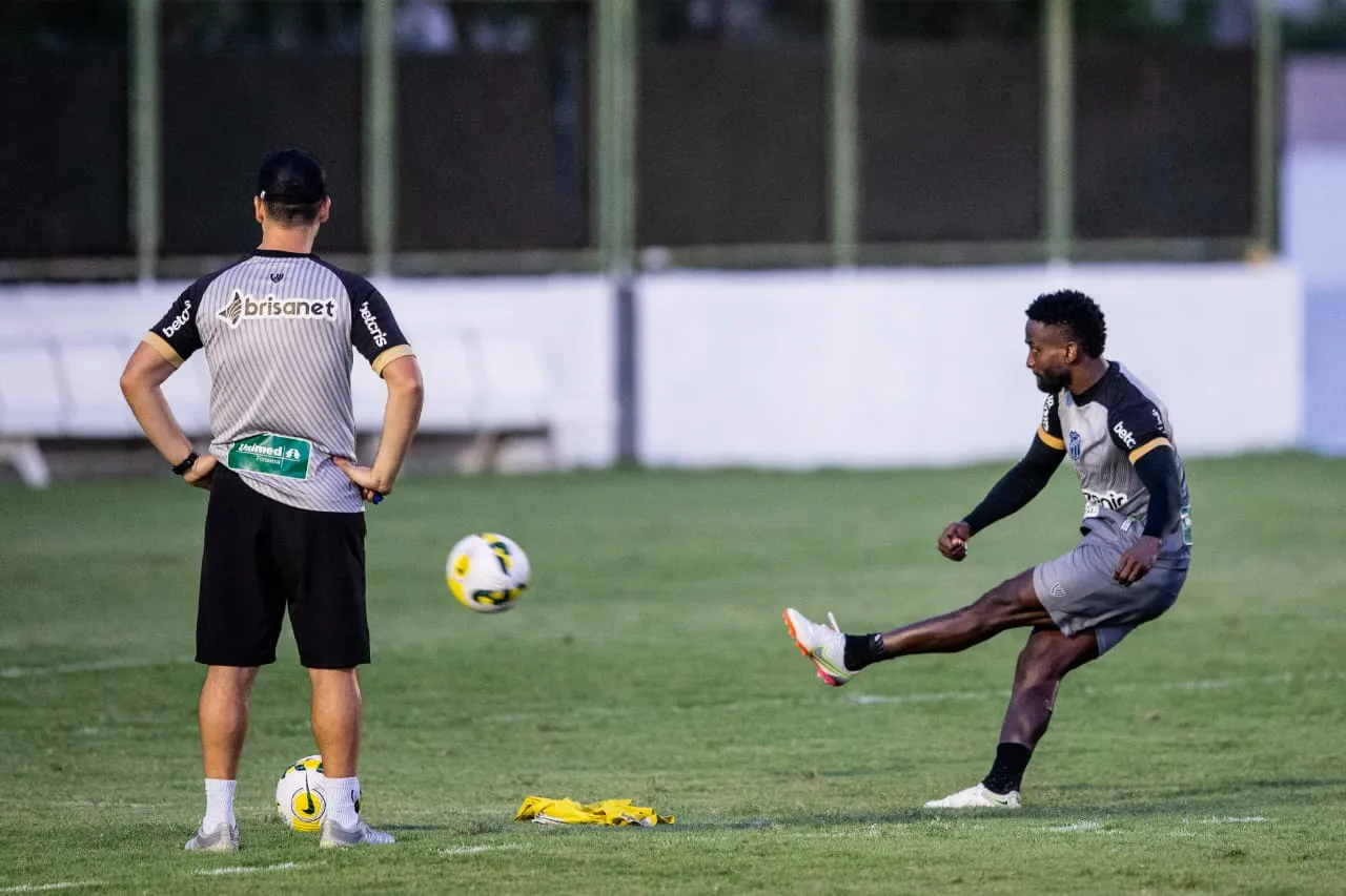 Mendoza treinou cobranças de falta no treino pré-clássico nesta terça-feira (31)