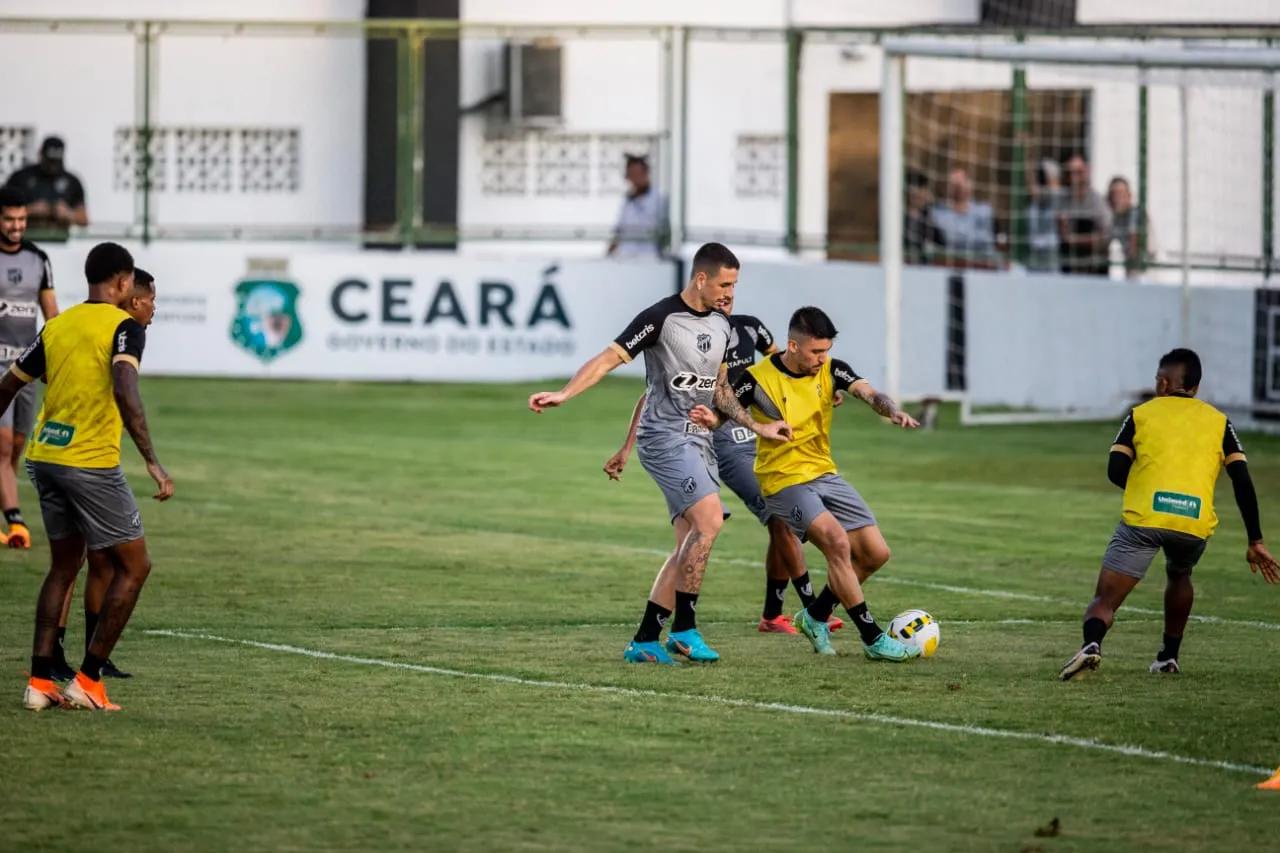 Jogadores do Ceará participaram do rachão com a presença de torcedores em Carlos de Alencar Pinto (CAP), em Porangabuçu