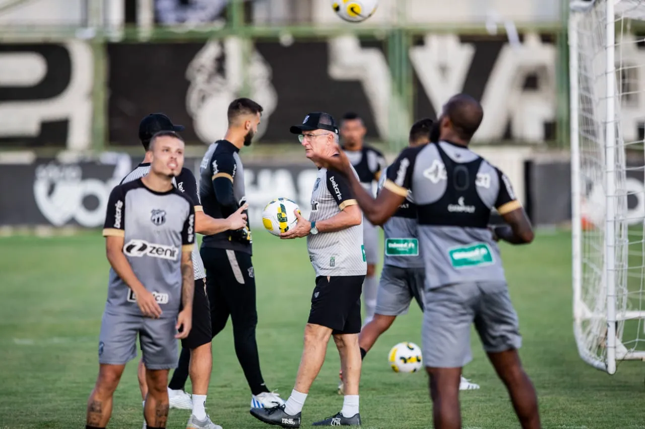 Dorival Júnior comandou o treino pré-clássico do Ceará nesta terça-feira (31)