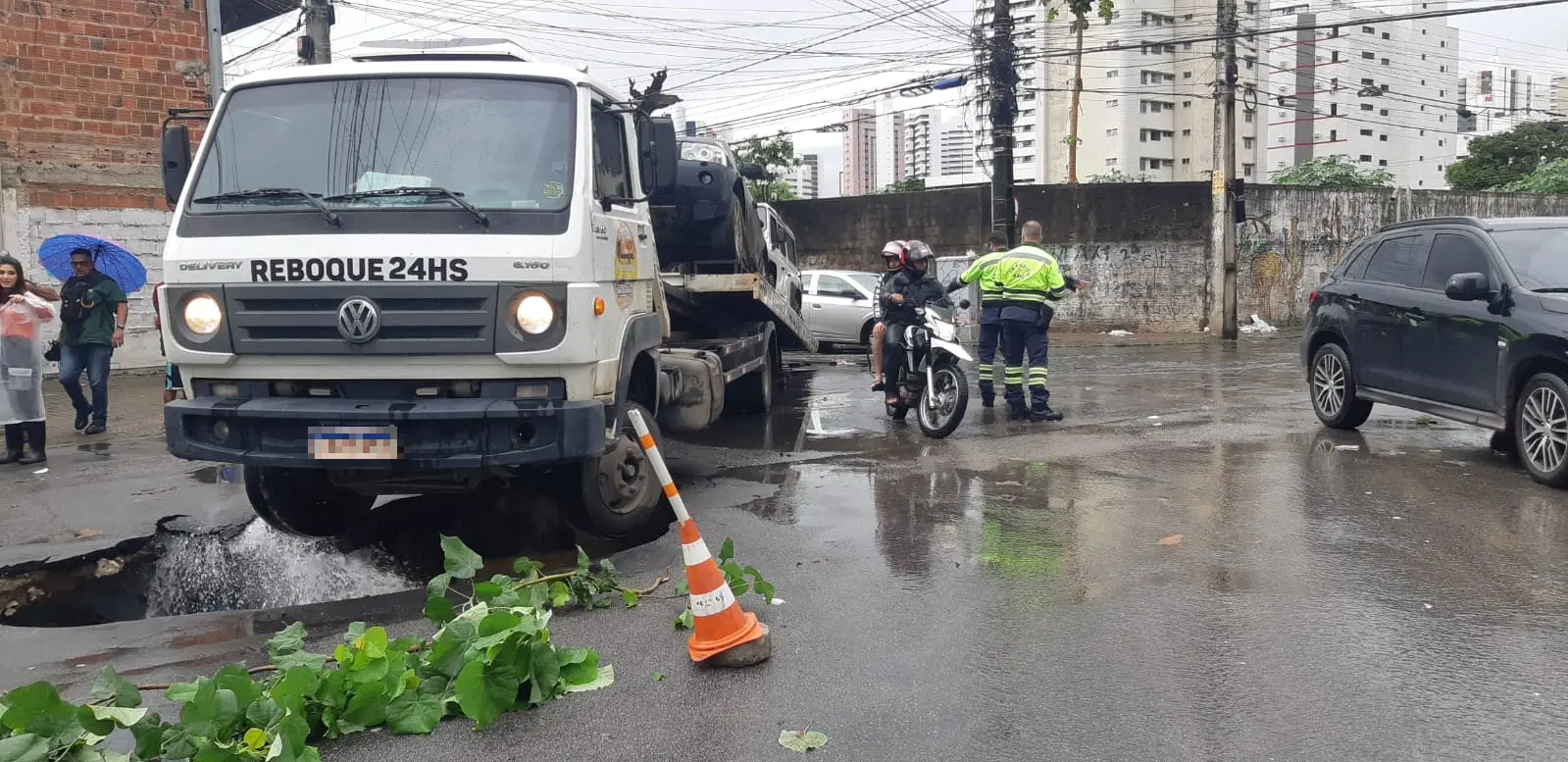 caminhão-reboque cai em buraco em Fortaleza