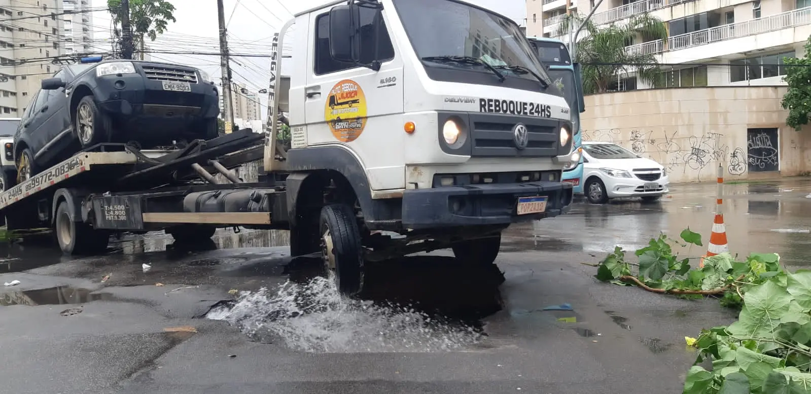 veículo cai em buraco