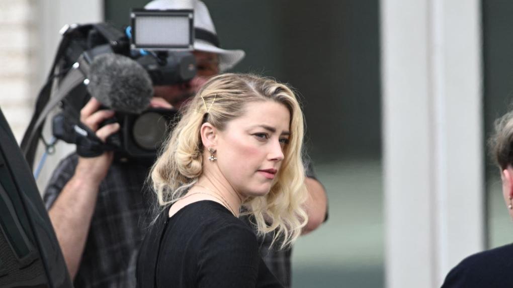 Amber Heard chegando em tribunal