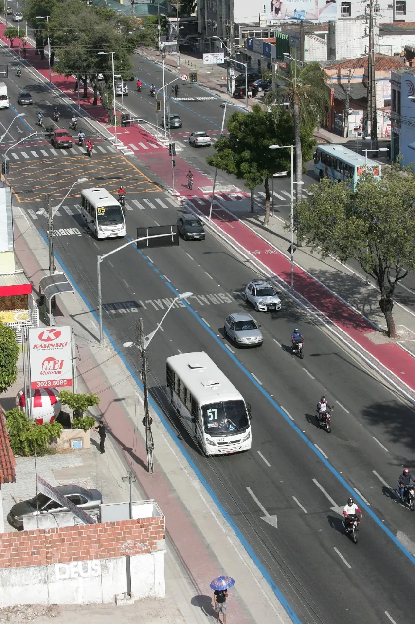 Em 2012, a Prefeitura começou a implantar a priorização dos ônibus e topiques