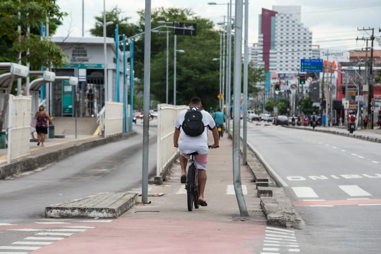 Além das estações de transporte coletivo, a avenida também conta com ciclovia