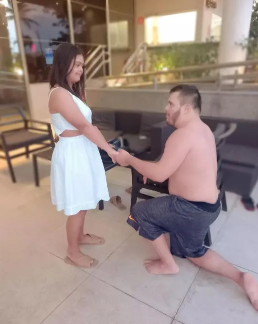 O casal também divulgou detalhes do pedido de casamento