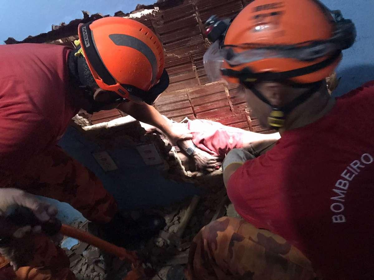 Bombeiros atuam no resgate de idoso que ficou preso entre duas paredes em Fortaleza