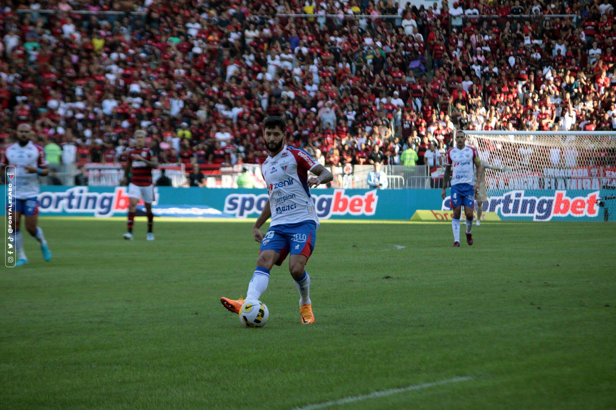 Juninho Capixaba com a bola em Flamengo x Fortaleza, no Maracanã
