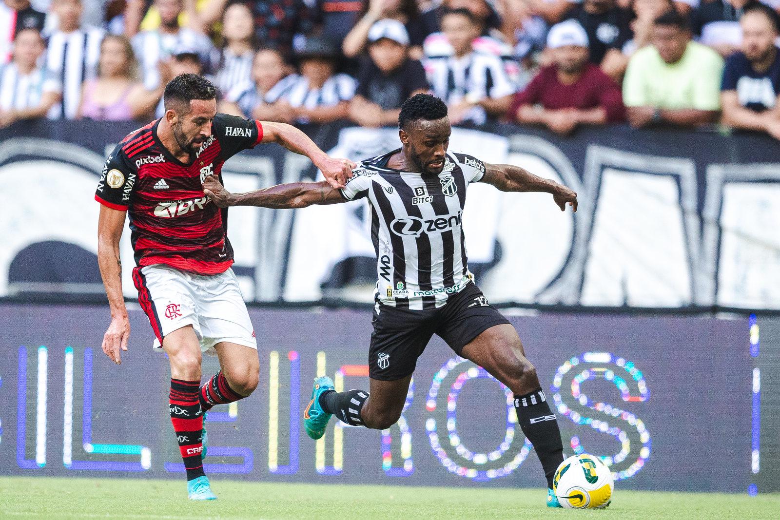 Atletas de Ceará e Flamengo disputam bola