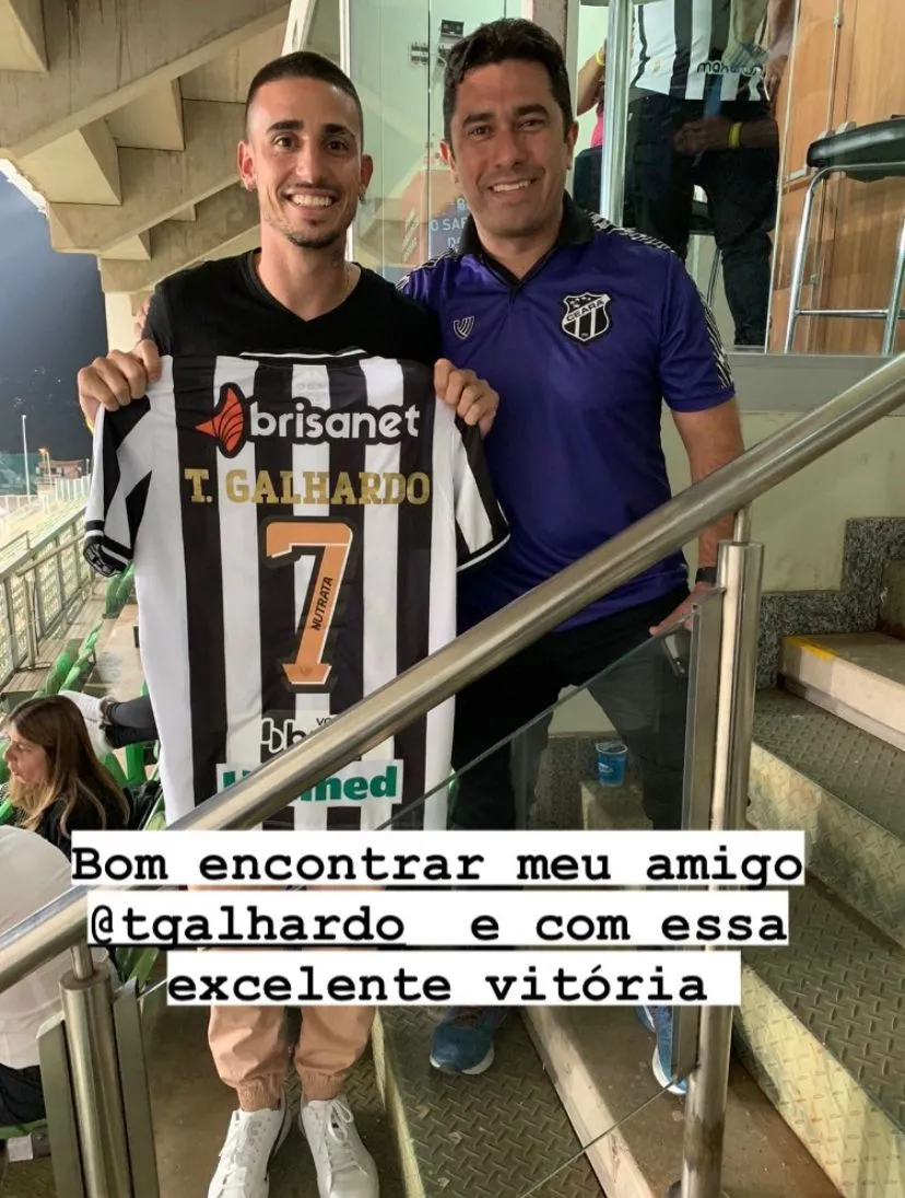 Thiago Galhardo recebeu camisa do Ceará do diretor financeiro João Paulo