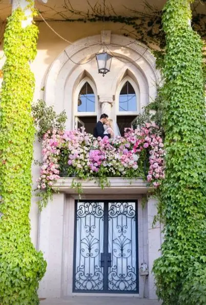 britney e o marido em uma varanda