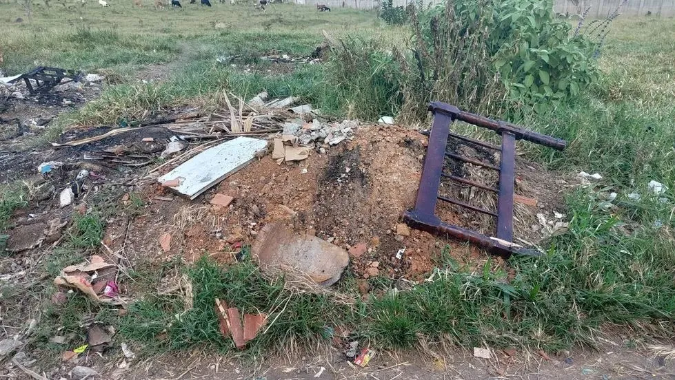 Pedaços de madeira de um terreno baldio foram encontrados na casa da família