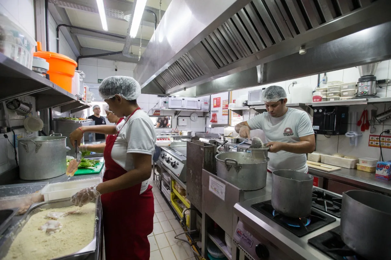 Cozinha de restaurante em operação dentro de uma dark kitchen