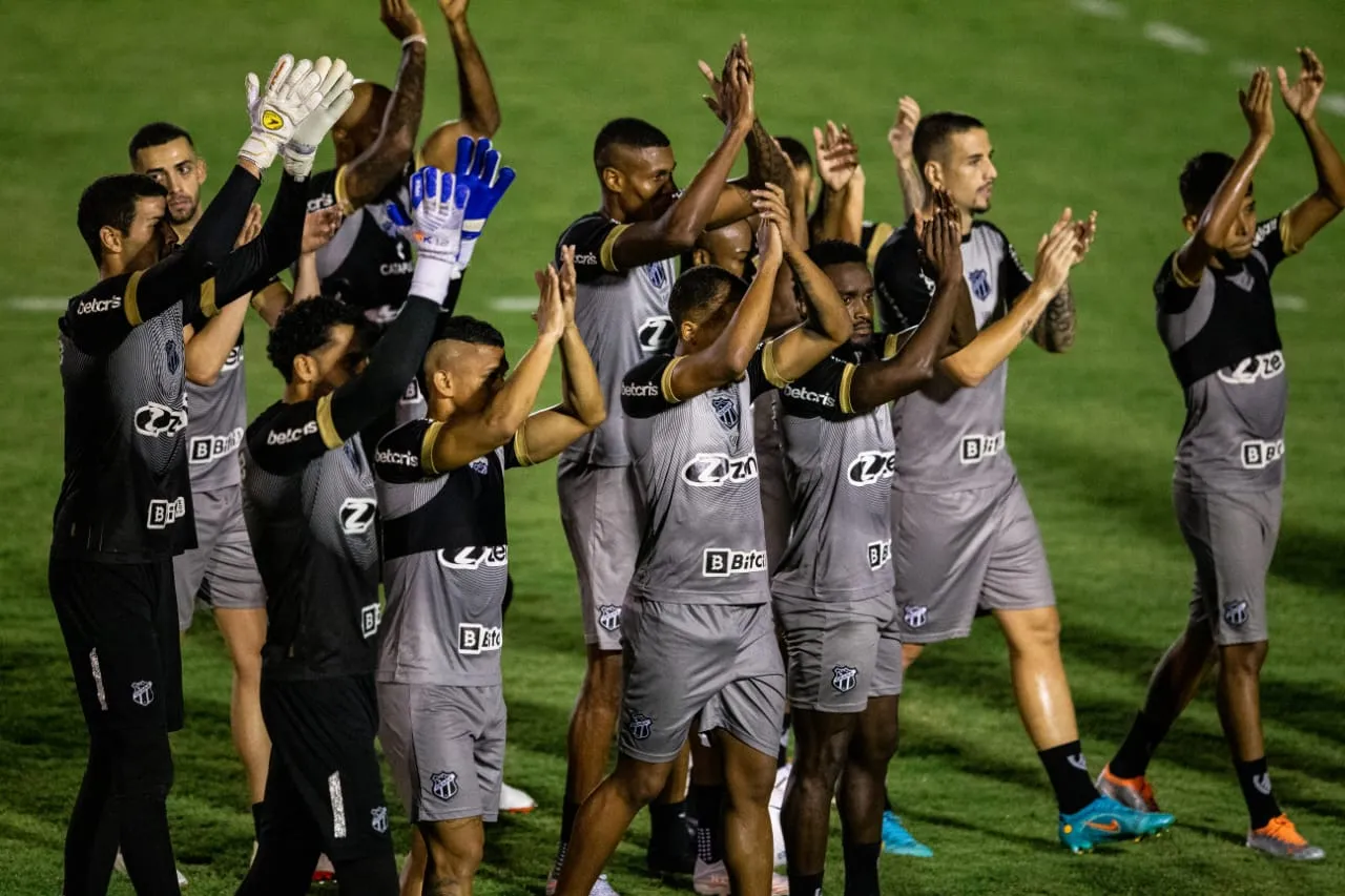 Jogadores do Ceará cumprimentam torcedores presentes em Carlos de Alencar Pinto (CAP), em Porangabuçu