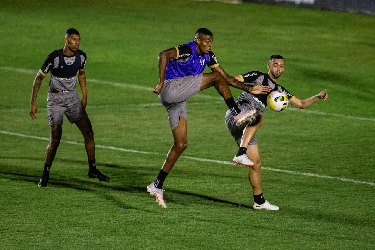 O atacante Cléber pode figurar na equipe titular do Ceará contra o Atlético-MG nesta quarta-feira (15), na Arena Castelão