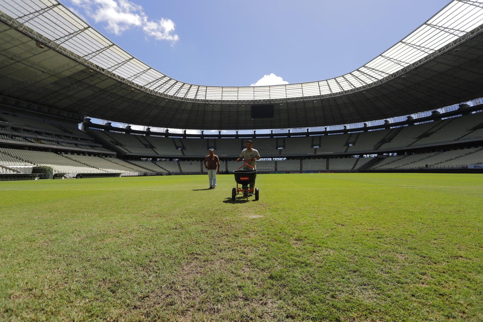 Imagem em plano aberto do gramado da Arena Castelão