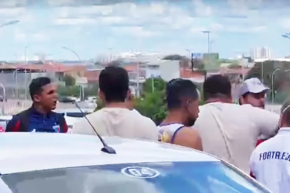 Atacante Robson foi um dos mais criticados pela torcida na saída do aeroporto