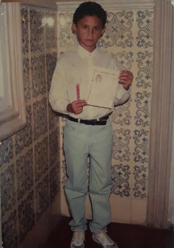 Silvero Pereira criança em foto da sua primeira eucaristia