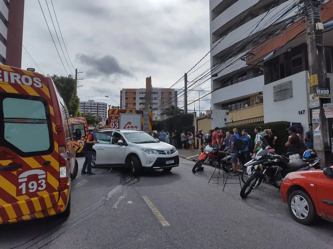 bombeiros em ocorrência de incêndio em prédio residencial
