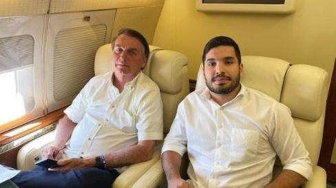 Bolsonaro e André Fernandes em um avião