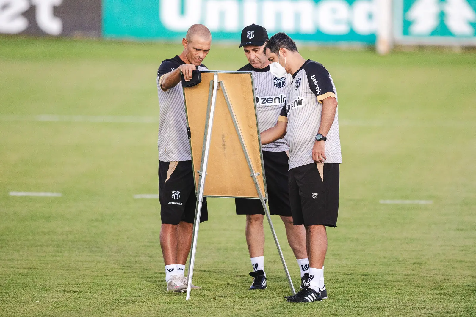 Marquinhos Santos conversa com a comissão técnica em treino