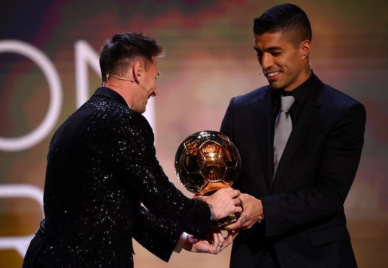 Lionel Messi recebendo a Bola de Ouro