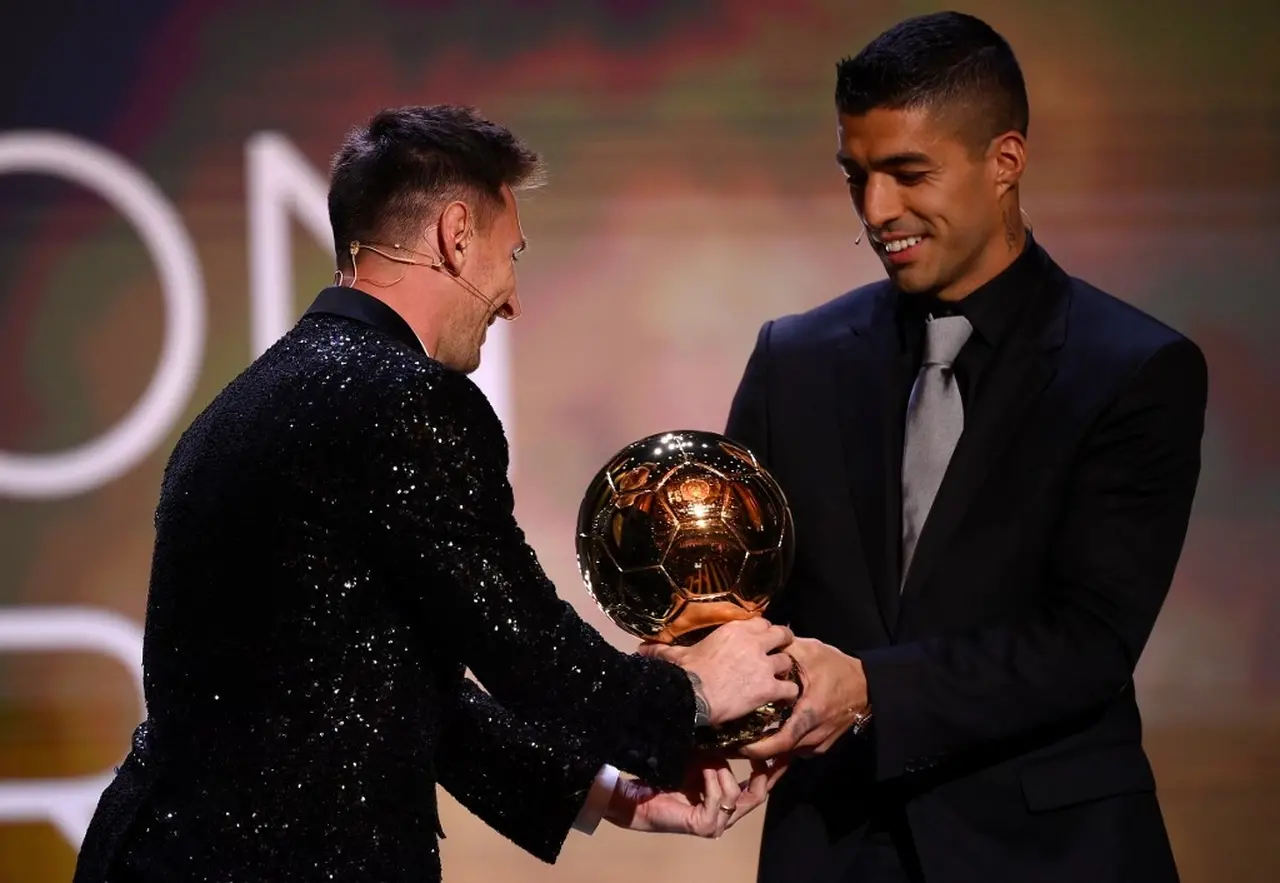 Lionel Messi recebendo a Bola de Ouro