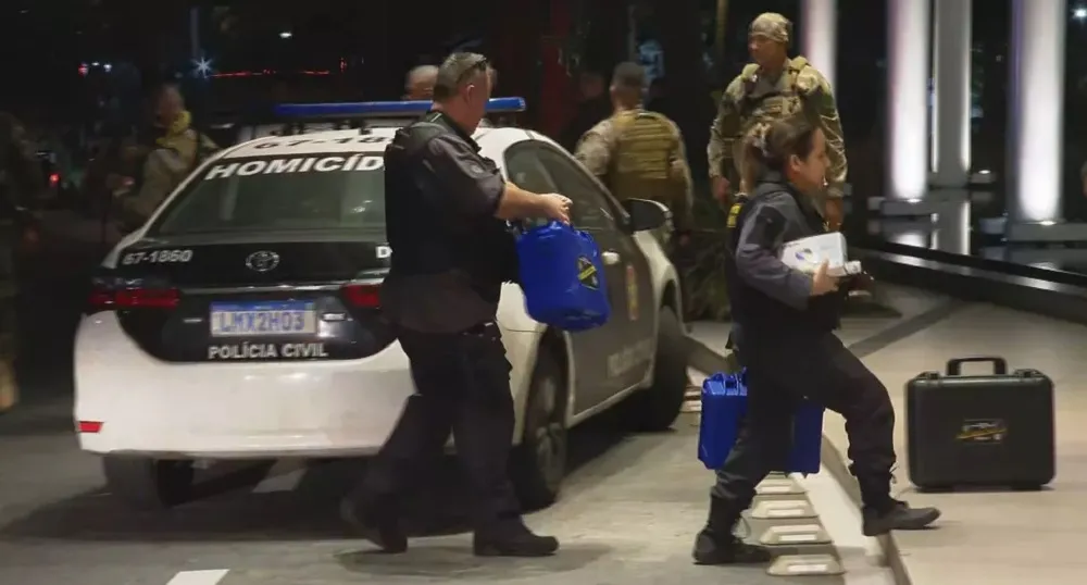 Policiais chegam ao local para averiguar o fato