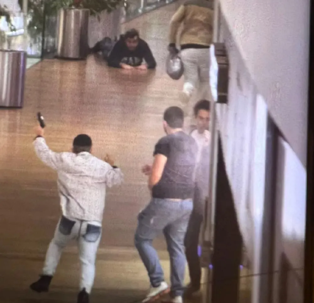 Doze homens armados com pistolas causaram momentos de terror no shopping