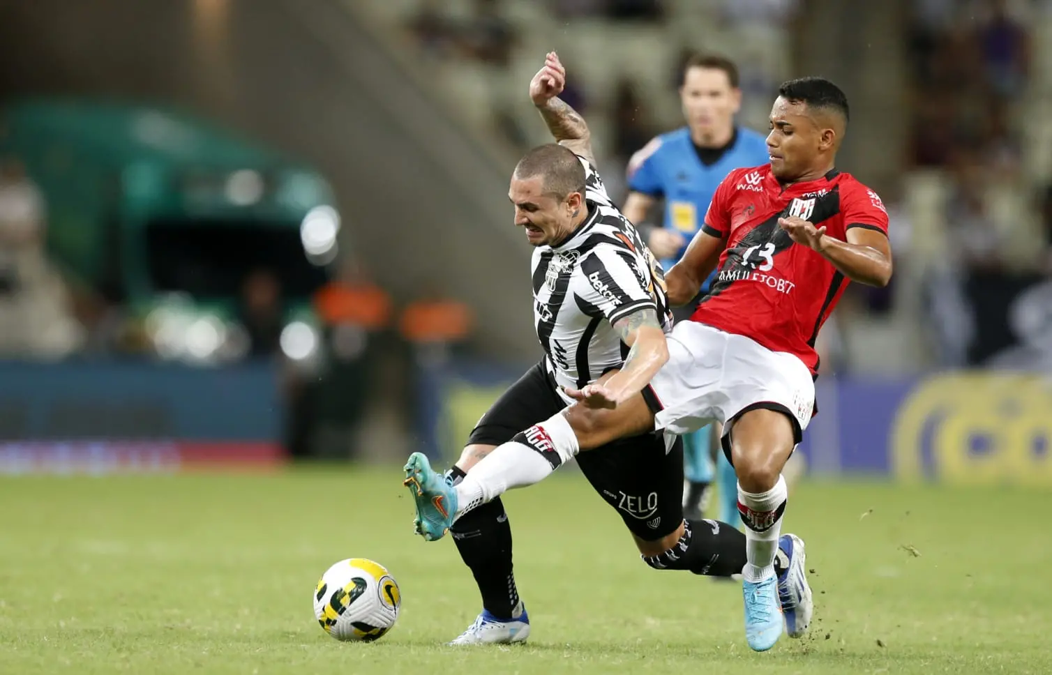 Atletas de Ceará e Atlético-GO disputam bola