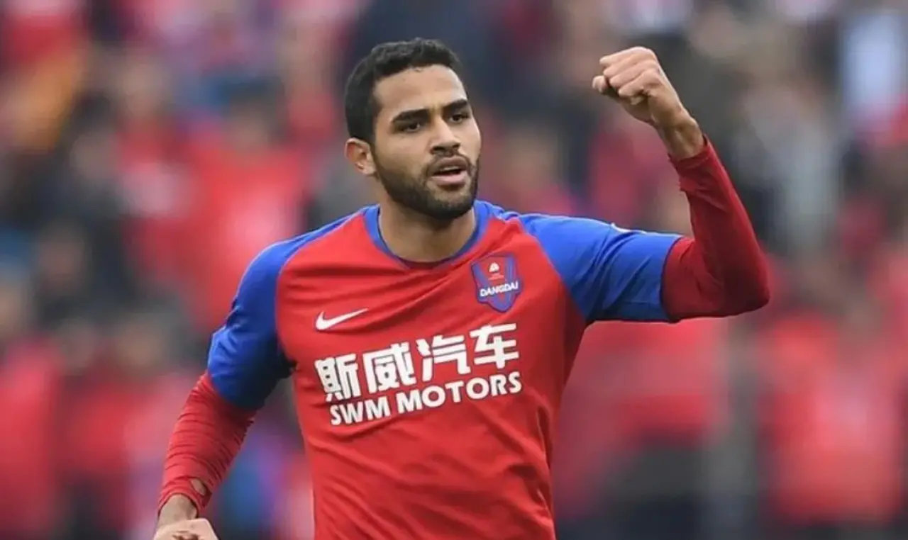 Alan Kardec comemora gol na China