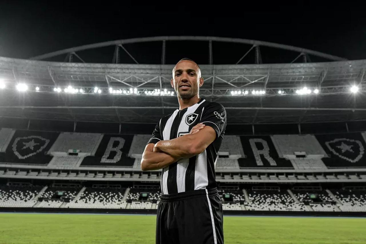 Marçal posa para foto com a camisa do Botafogo