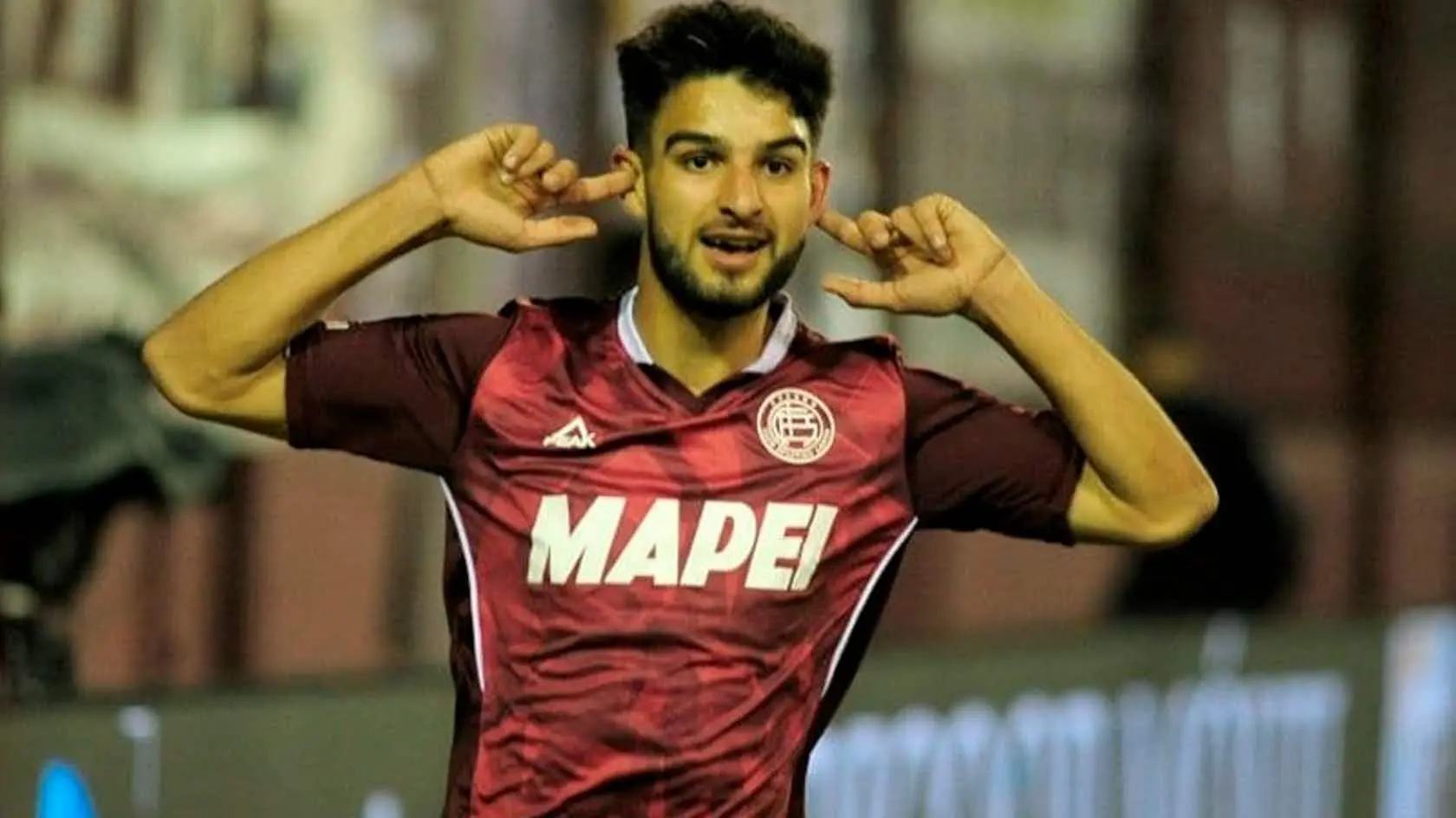 José Manuel López comemora gol pelo Lanús