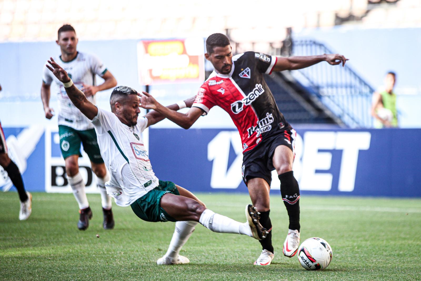 Atletas de Ferroviário e Manaus disputam bola