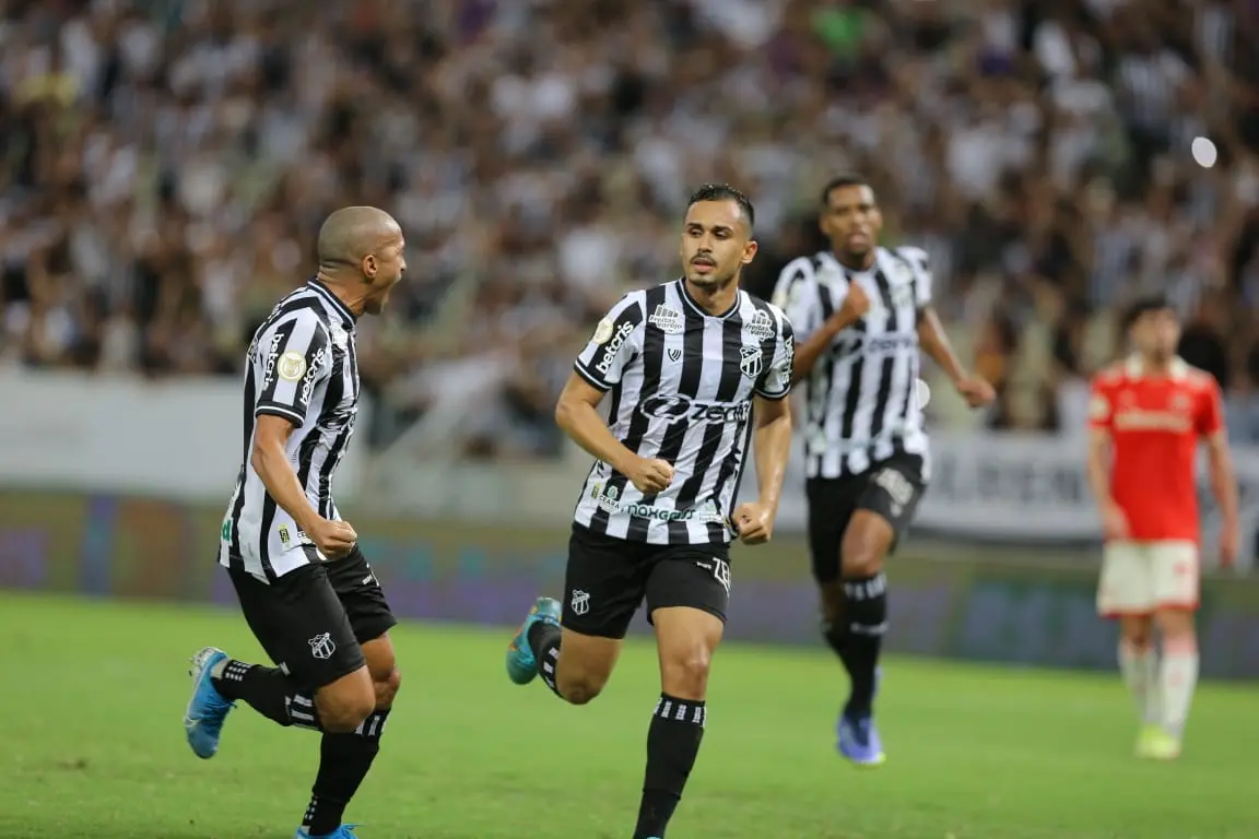 Atletas do Ceará comemoram gol