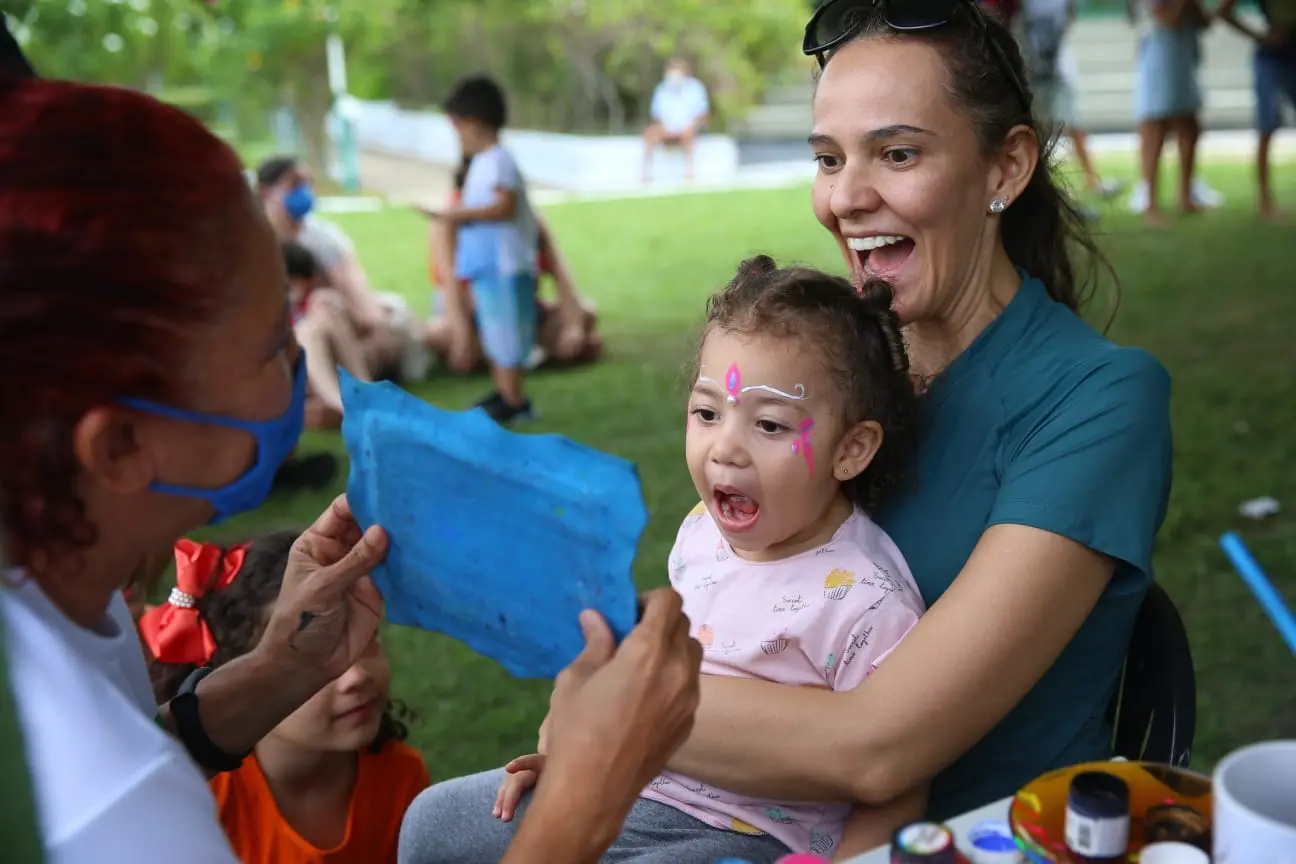 Mãe com criança no colo no Cocó