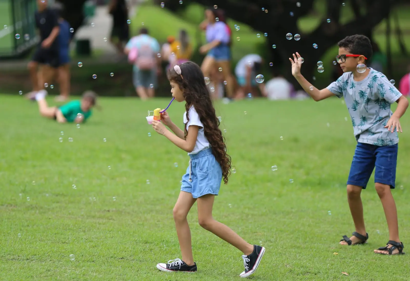 Crianças brincam de bolha de sabão