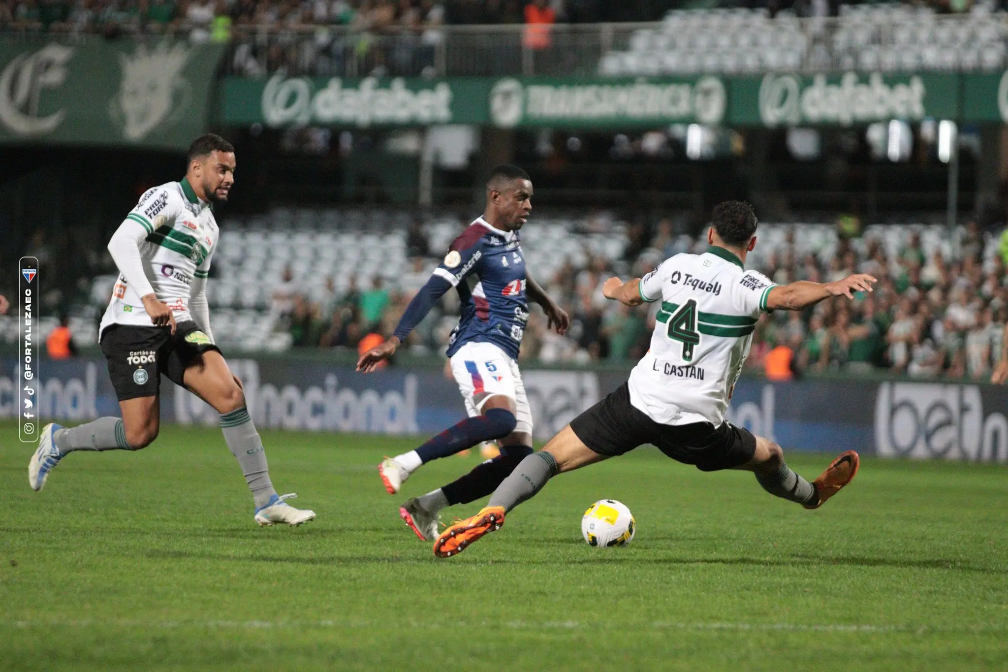 Benevenuto em dividida de bola com jogador do Coritiba