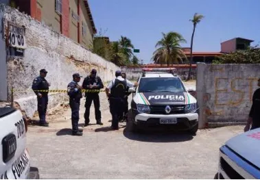 A Polícia foi acionada para atender a uma ocorrência de achado de cadáver em frente a uma barraca de praia.