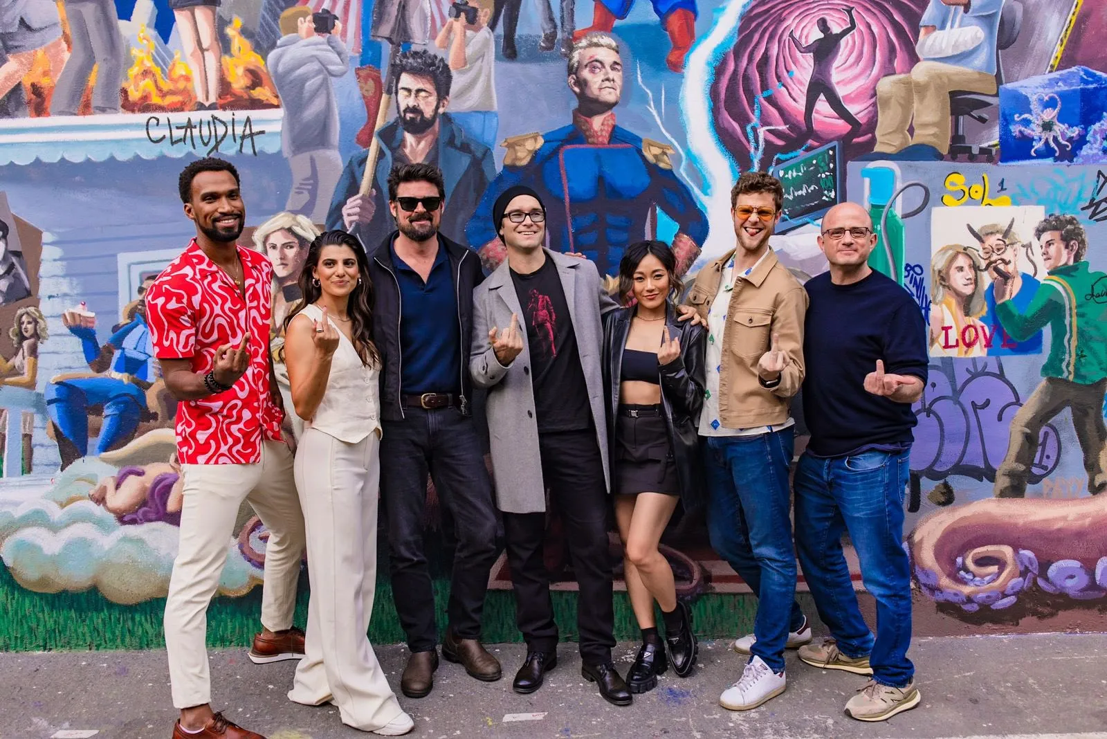 Atores visitaram o mural feito Apollo Torres no Beco do Batman, em São Paulo