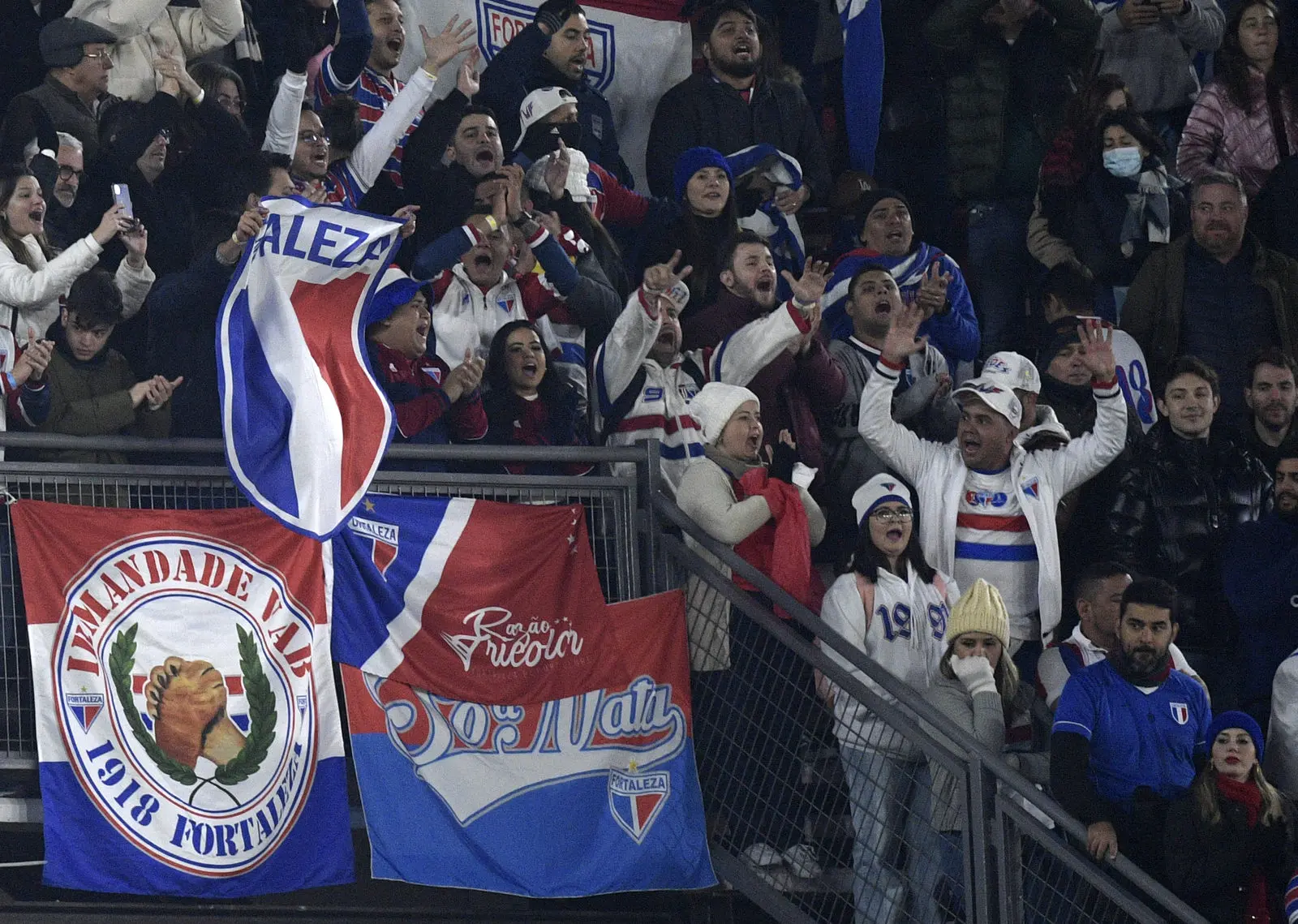 Torcida do Fortaleza vibra em estádio na Argentina