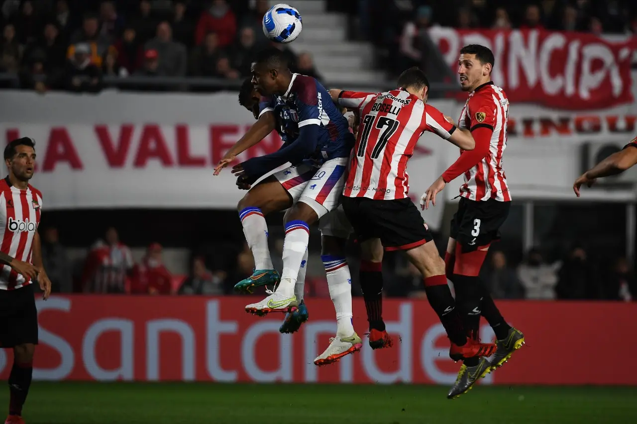 Zaga do Fortaleza em dividida de bola aérea com jogador do Estudiantes