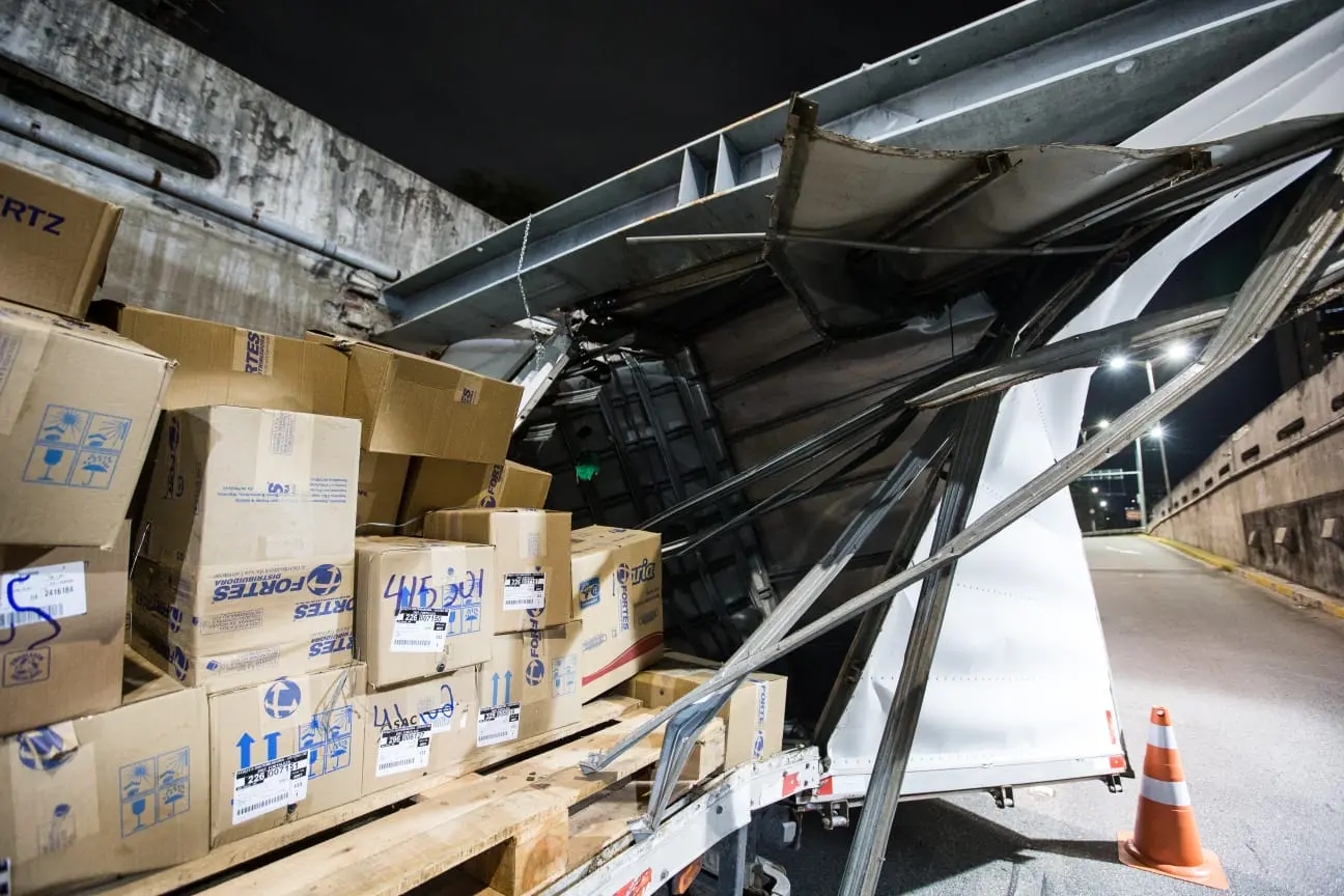 caminhão danificado por túnel